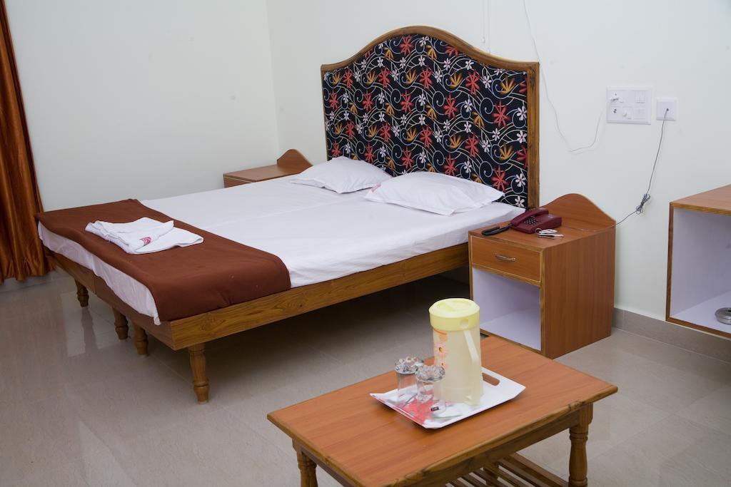 טירופאטי Vihas Inn חדר תמונה